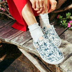 Disney Minnie Mouse Print Wendy - Grey/Multi -Heydude 250721 NAM HDxDISNEYFRIENDS ALTPDP MickeyMinnie Grey Wendy 900x900 2