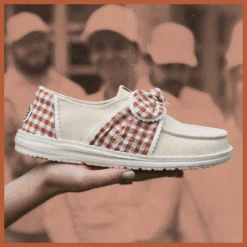 Wendy Bow Texas Longhorns - Wheat/Burnt Orange -Heydude 250819 NAM HDxCollegiate ALTPDP 44699 21B TEXAS PF 900x900 f9ec0c8b 7de2 4af2 8aa6 236137bd7ecf